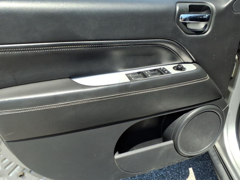 Jeep Compass Vehicle Full-screen Gallery Image 11