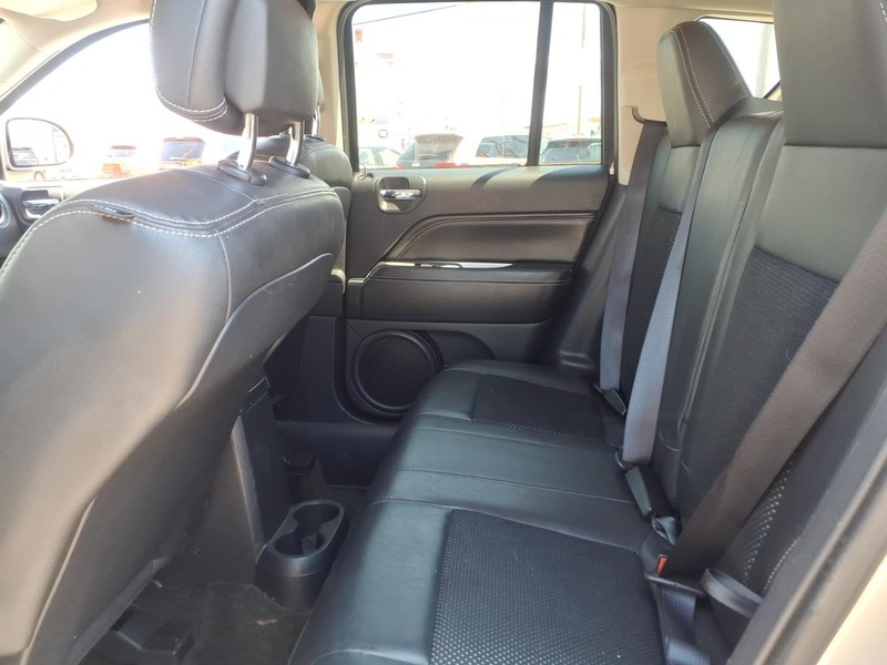 Jeep Compass Vehicle Full-screen Gallery Image 12