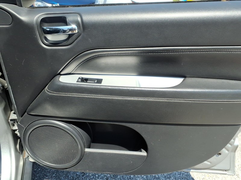 Jeep Compass Vehicle Full-screen Gallery Image 15