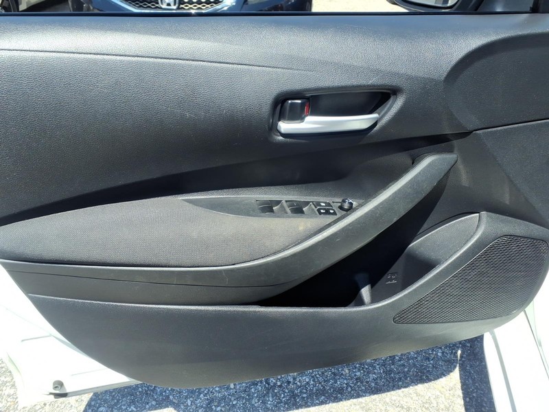 Toyota Corolla Vehicle Full-screen Gallery Image 12