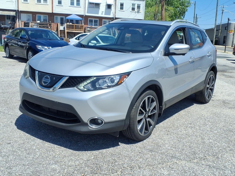 Nissan Rogue Sport Vehicle Full-screen Gallery Image 02