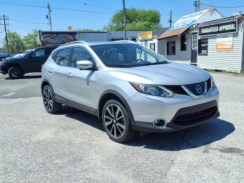 Nissan Rogue Sport Vehicle Full-screen Gallery Image 04