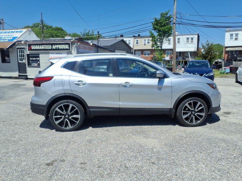 Nissan Rogue Sport Vehicle Full-screen Gallery Image 05