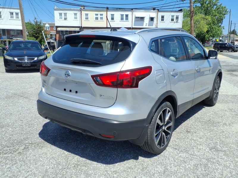 Nissan Rogue Sport Vehicle Full-screen Gallery Image 06