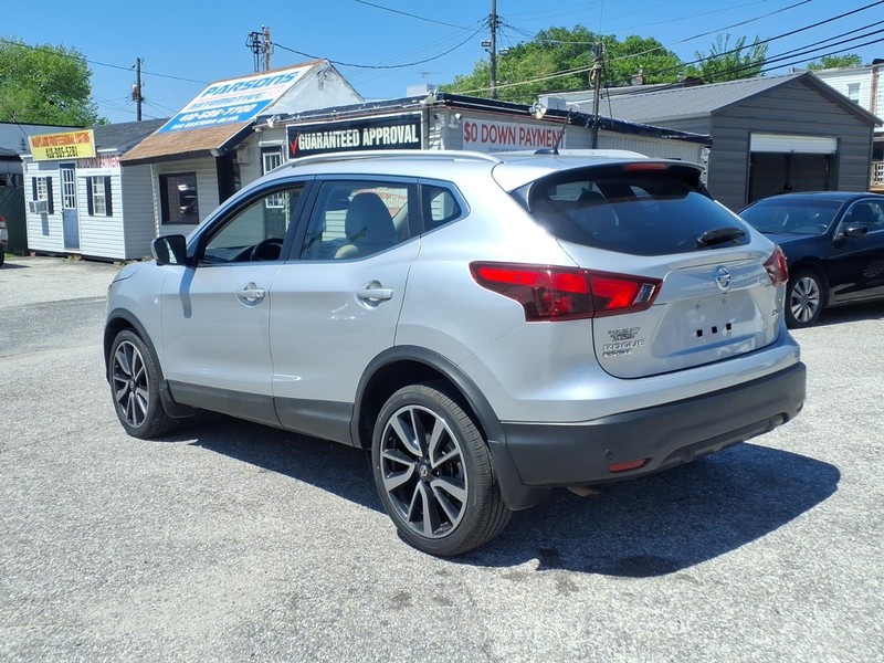 Nissan Rogue Sport Vehicle Full-screen Gallery Image 07