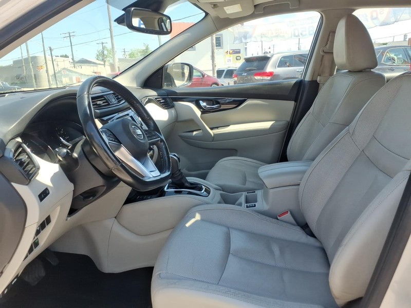 Nissan Rogue Sport Vehicle Full-screen Gallery Image 09