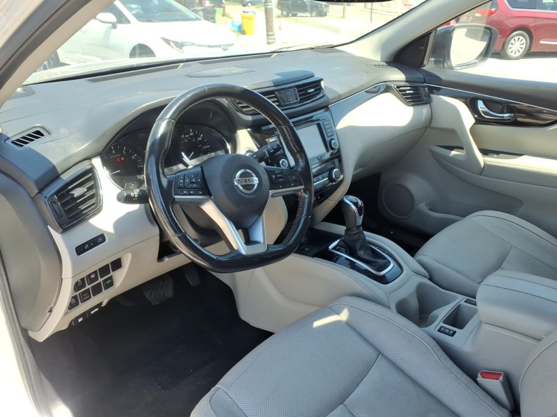 Nissan Rogue Sport Vehicle Full-screen Gallery Image 10