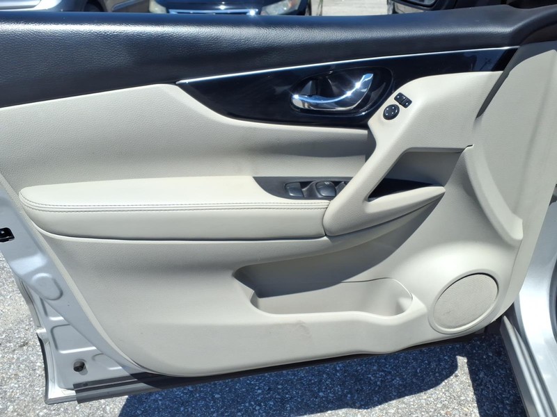 Nissan Rogue Sport Vehicle Full-screen Gallery Image 11