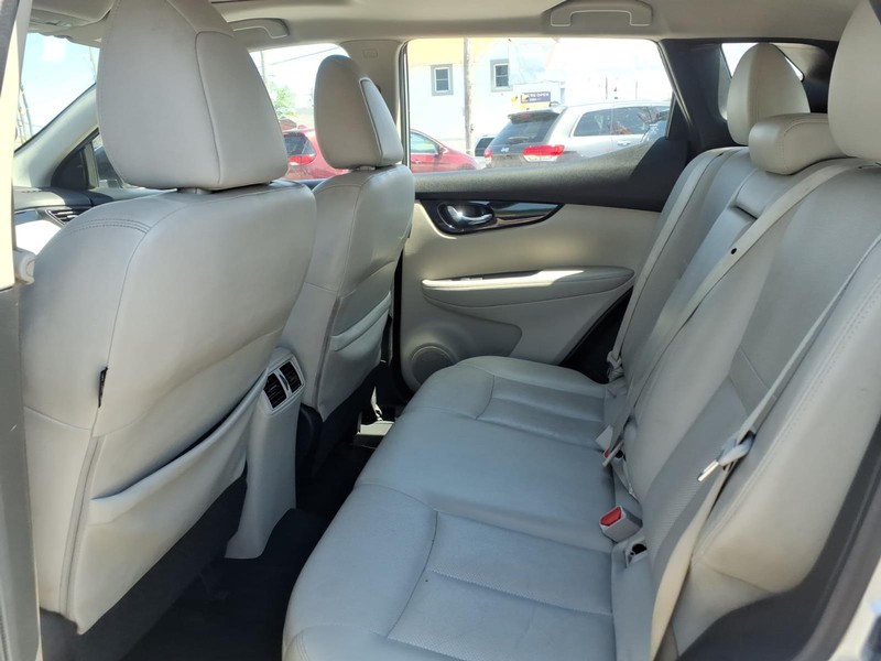 Nissan Rogue Sport Vehicle Full-screen Gallery Image 12