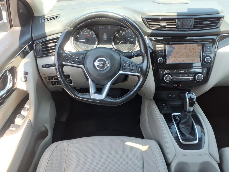 Nissan Rogue Sport Vehicle Full-screen Gallery Image 14