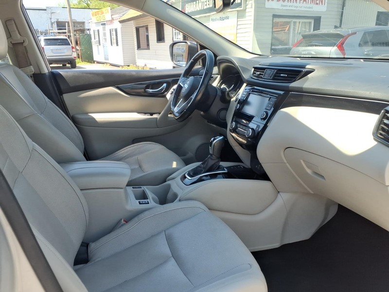 Nissan Rogue Sport Vehicle Full-screen Gallery Image 17