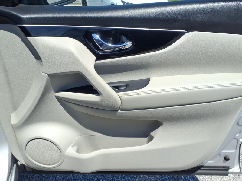 Nissan Rogue Sport Vehicle Full-screen Gallery Image 18