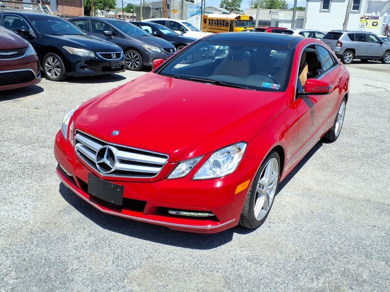 Mercedes-Benz E-Class Vehicle Full-screen Gallery Image 02