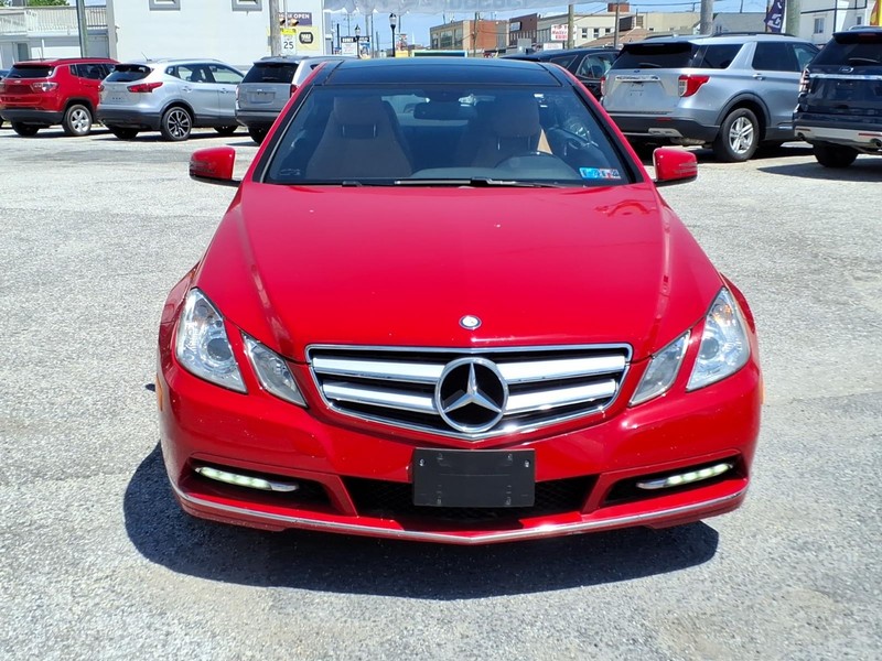 Mercedes-Benz E-Class Vehicle Full-screen Gallery Image 03