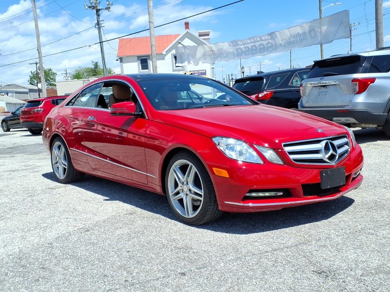 Mercedes-Benz E-Class Vehicle Full-screen Gallery Image 04