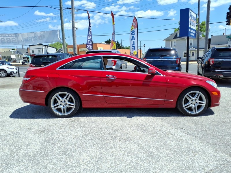 Mercedes-Benz E-Class Vehicle Full-screen Gallery Image 05