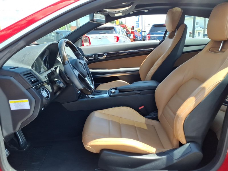 Mercedes-Benz E-Class Vehicle Full-screen Gallery Image 09