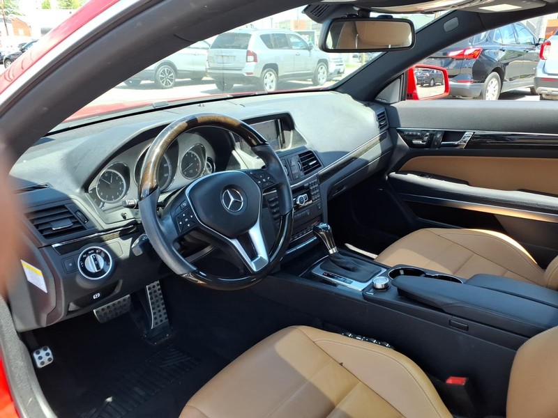 Mercedes-Benz E-Class Vehicle Full-screen Gallery Image 10