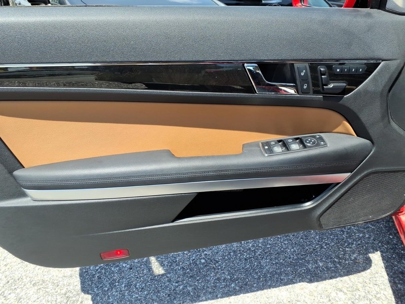 Mercedes-Benz E-Class Vehicle Full-screen Gallery Image 11