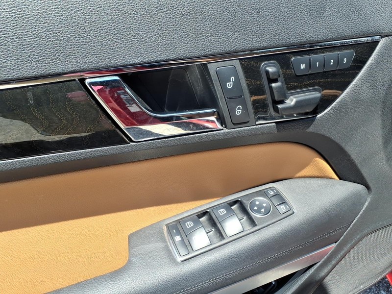 Mercedes-Benz E-Class Vehicle Full-screen Gallery Image 12
