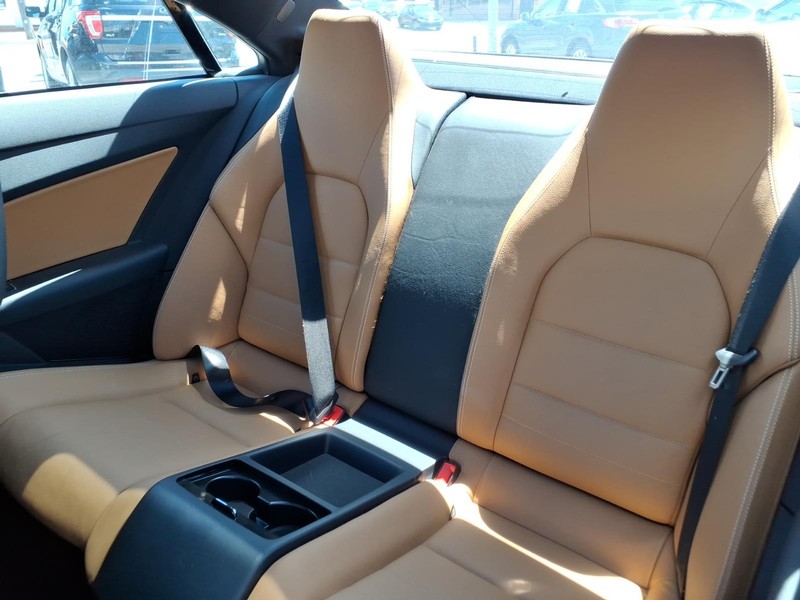 Mercedes-Benz E-Class Vehicle Full-screen Gallery Image 13