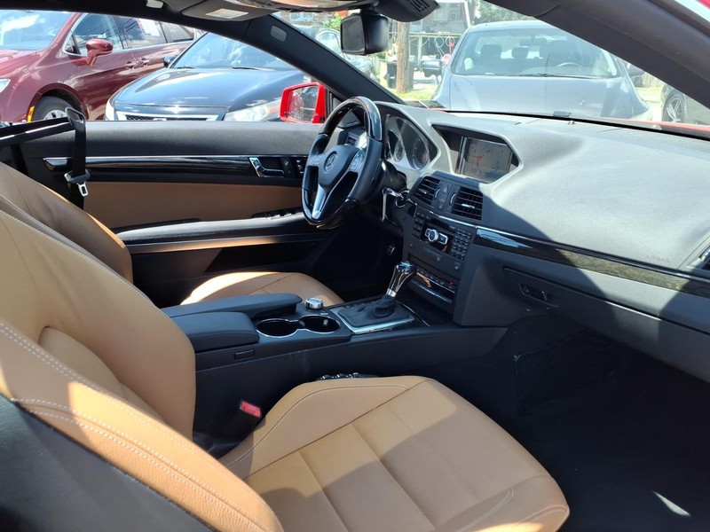 Mercedes-Benz E-Class Vehicle Full-screen Gallery Image 15