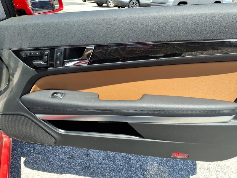 Mercedes-Benz E-Class Vehicle Full-screen Gallery Image 16