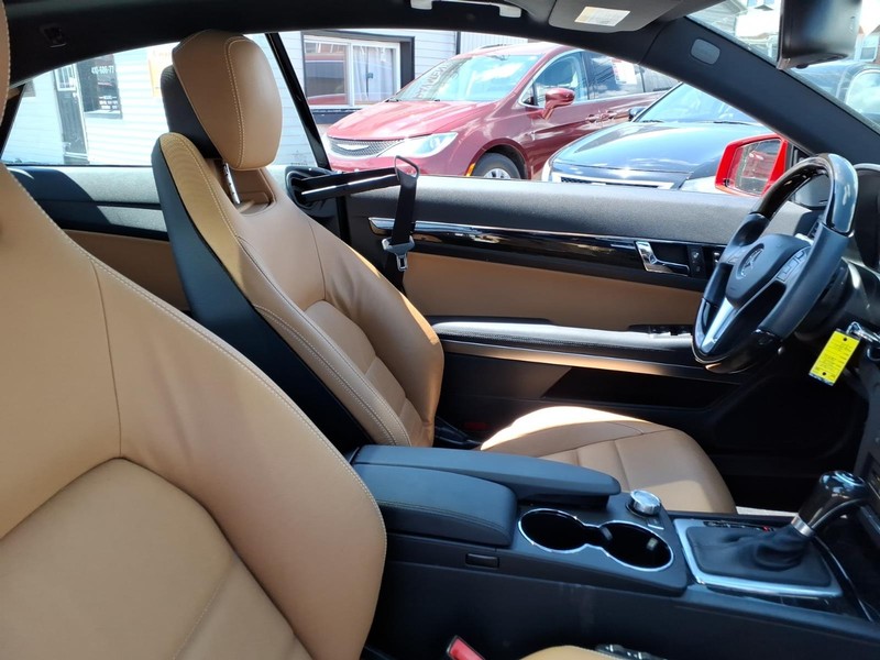 Mercedes-Benz E-Class Vehicle Full-screen Gallery Image 17