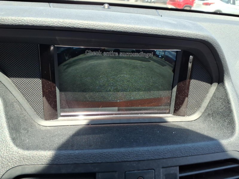 Mercedes-Benz E-Class Vehicle Full-screen Gallery Image 19
