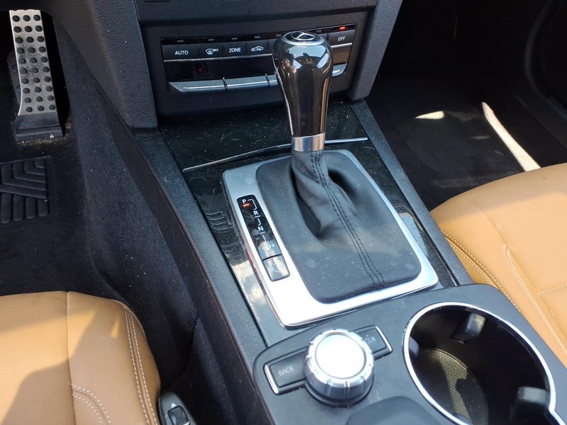 Mercedes-Benz E-Class Vehicle Full-screen Gallery Image 20