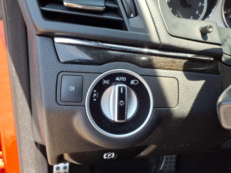 Mercedes-Benz E-Class Vehicle Full-screen Gallery Image 21