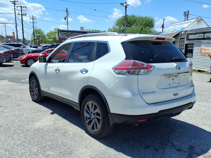 Nissan Rogue Vehicle Full-screen Gallery Image 06