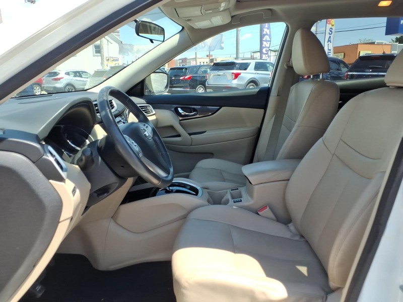 Nissan Rogue Vehicle Full-screen Gallery Image 08