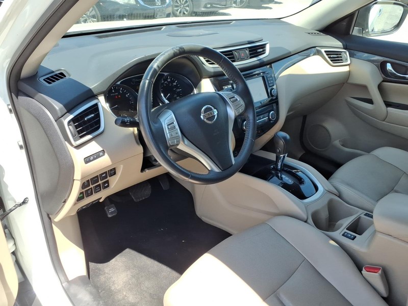 Nissan Rogue Vehicle Full-screen Gallery Image 09