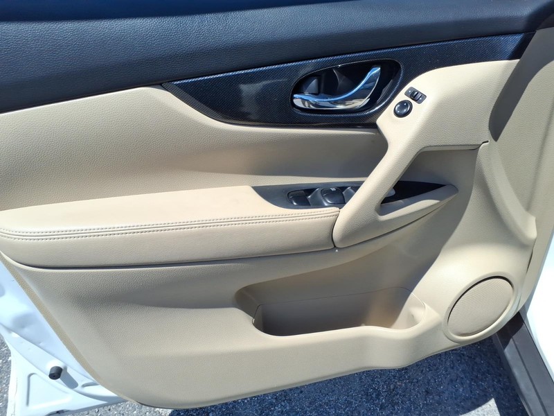 Nissan Rogue Vehicle Full-screen Gallery Image 10