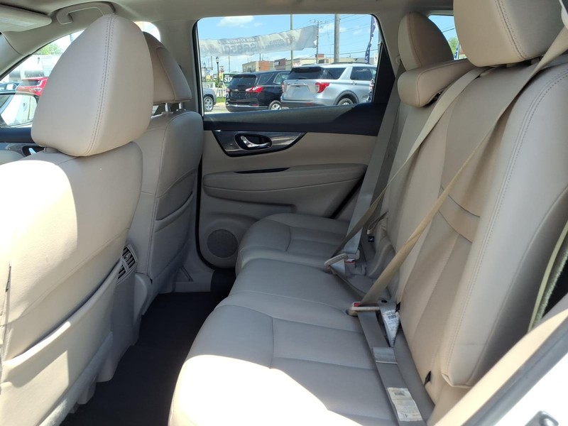 Nissan Rogue Vehicle Full-screen Gallery Image 11