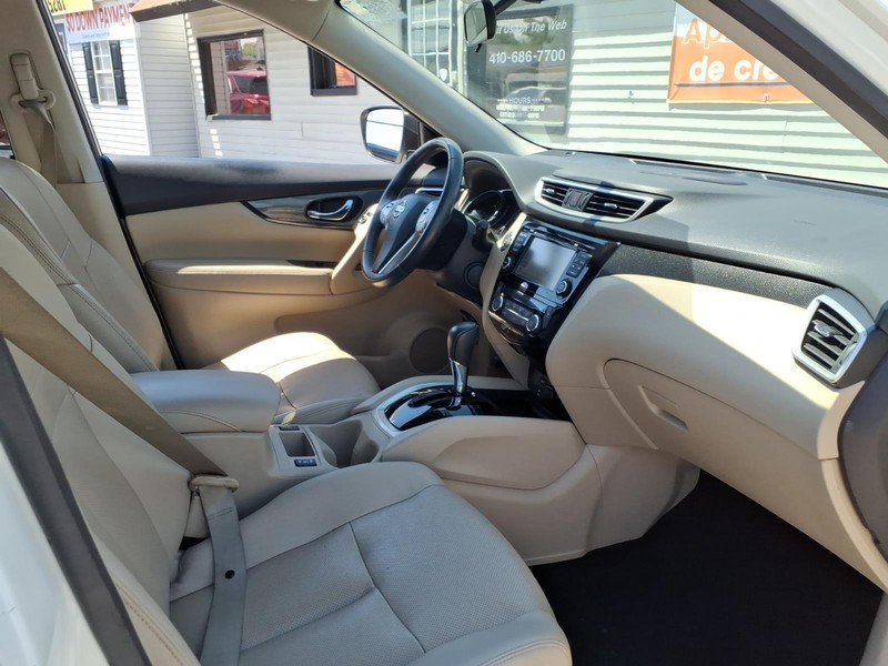 Nissan Rogue Vehicle Full-screen Gallery Image 13