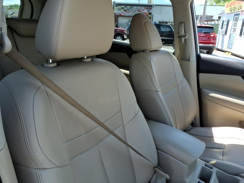 Nissan Rogue Vehicle Full-screen Gallery Image 14