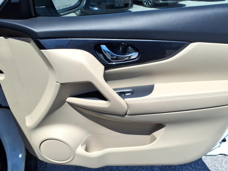 Nissan Rogue Vehicle Full-screen Gallery Image 15
