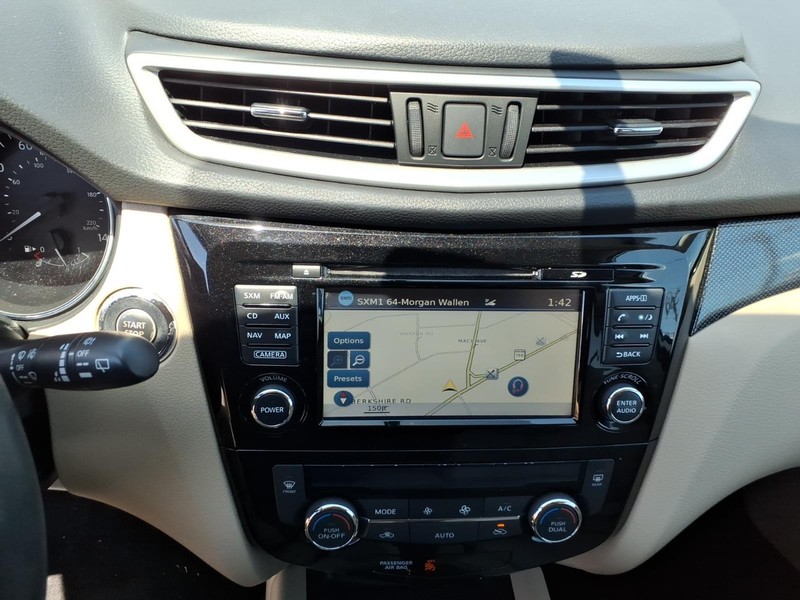 Nissan Rogue Vehicle Full-screen Gallery Image 17