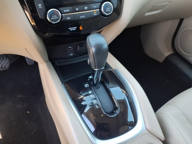 Nissan Rogue Vehicle Full-screen Gallery Image 19