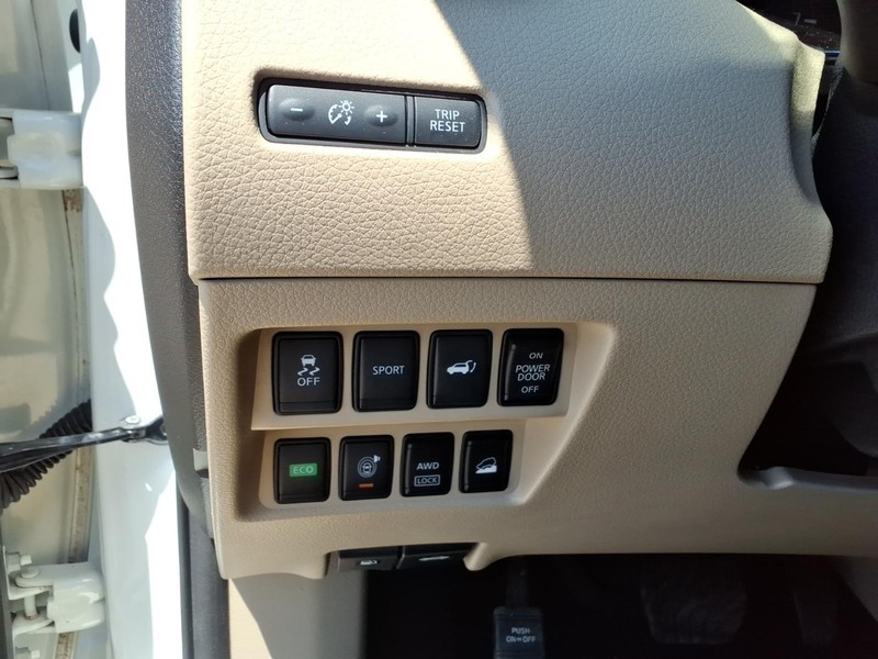 Nissan Rogue Vehicle Full-screen Gallery Image 20