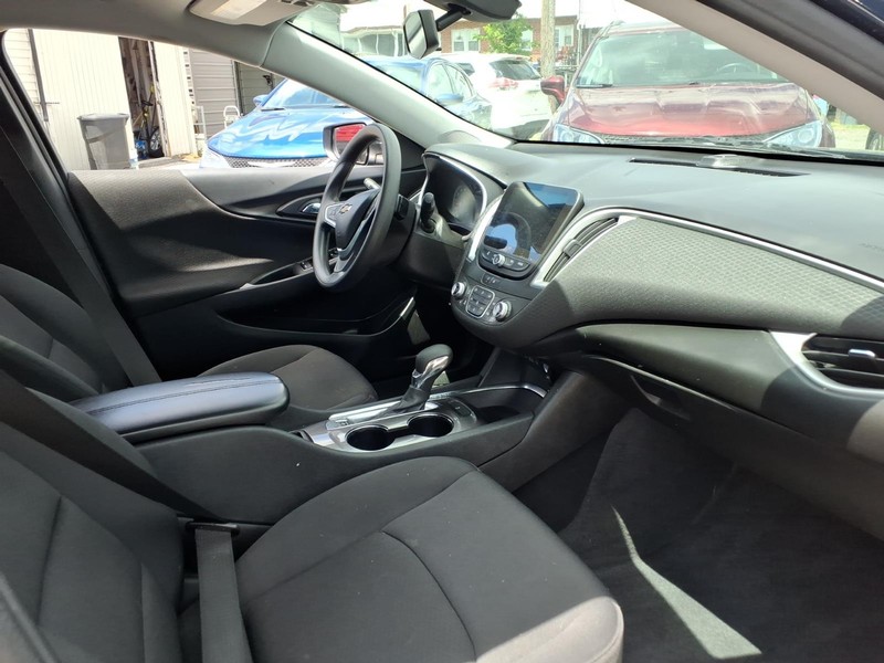 Chevrolet Malibu Vehicle Full-screen Gallery Image 14