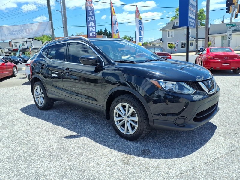 Nissan Rogue Sport Vehicle Full-screen Gallery Image 04