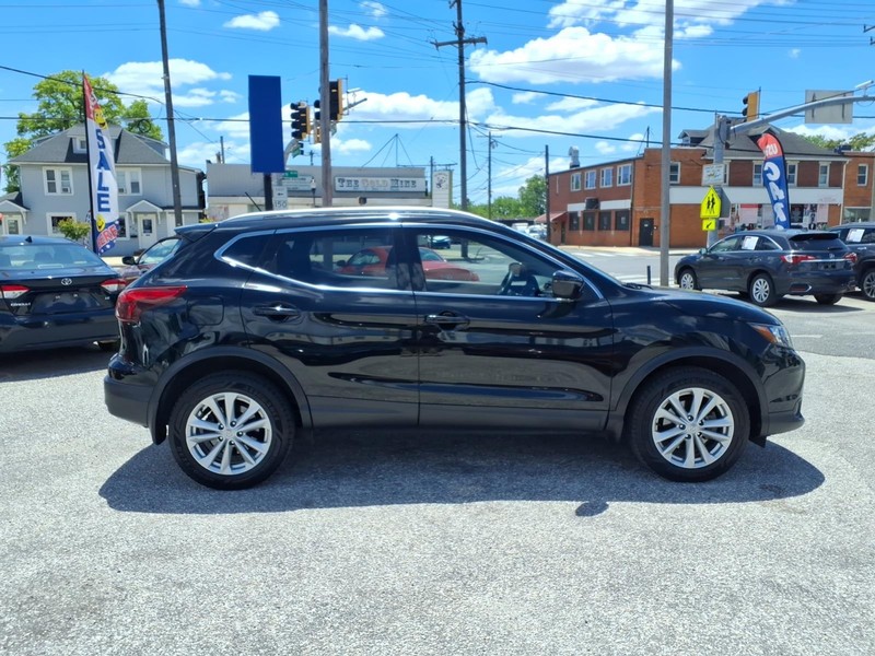 Nissan Rogue Sport Vehicle Full-screen Gallery Image 05