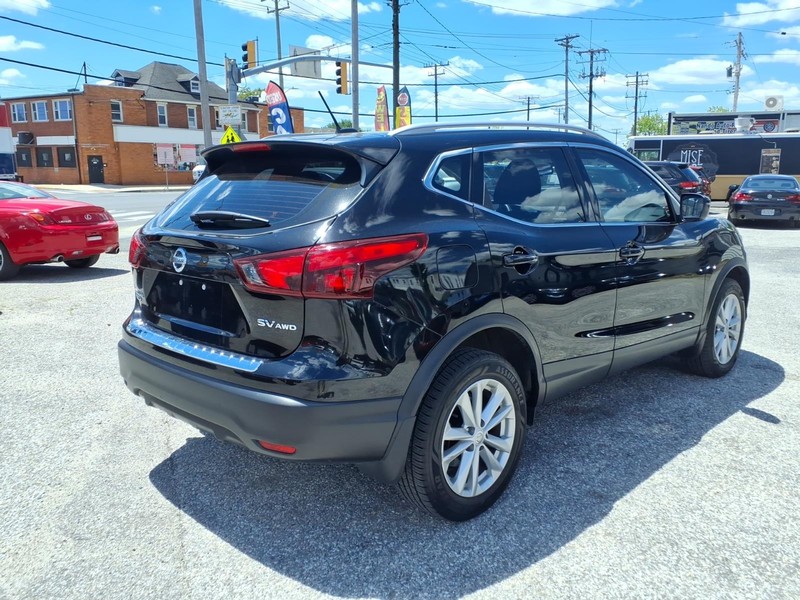 Nissan Rogue Sport Vehicle Full-screen Gallery Image 06