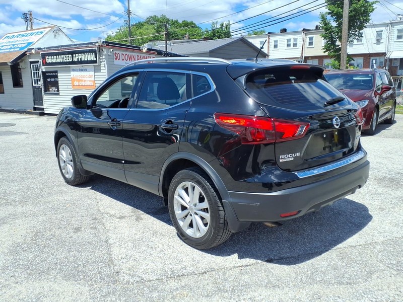 Nissan Rogue Sport Vehicle Full-screen Gallery Image 07