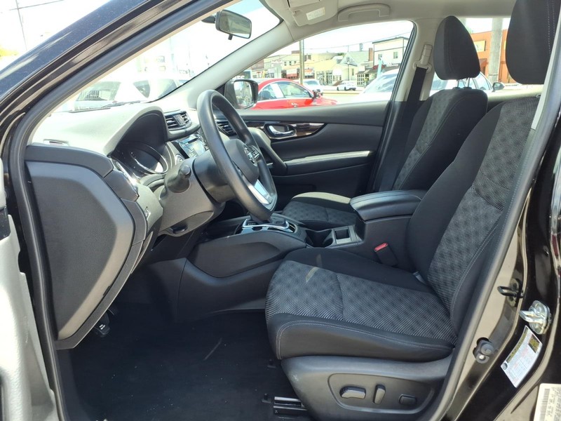 Nissan Rogue Sport Vehicle Full-screen Gallery Image 09