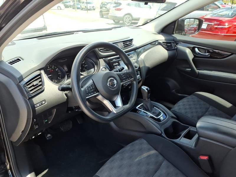 Nissan Rogue Sport Vehicle Full-screen Gallery Image 10