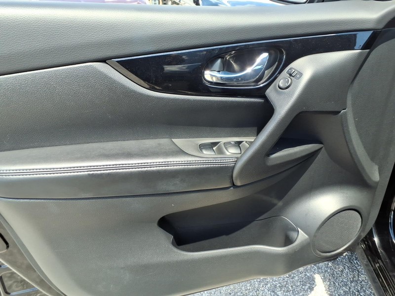 Nissan Rogue Sport Vehicle Full-screen Gallery Image 11